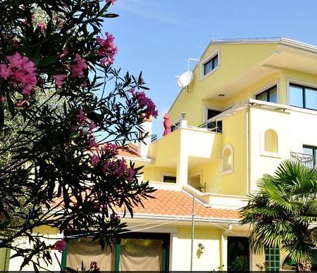 Apartments Adri, Parking In The Yard Rovinj Exterior foto