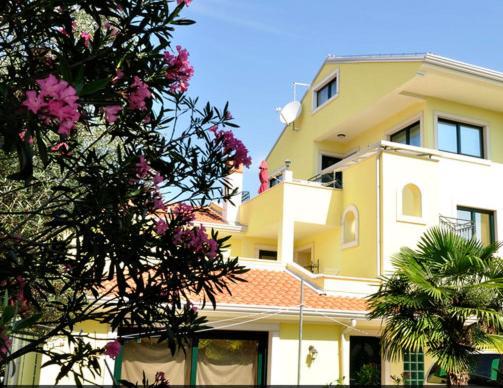 Apartments Adri, Parking In The Yard Rovinj Exterior foto